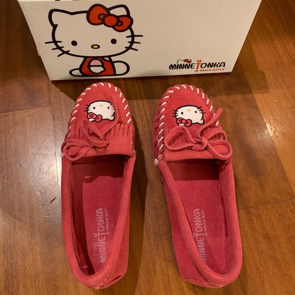 Minnetonka Hello Kitty pink moccasins Girl Size 2 - Picture 2 of 5
